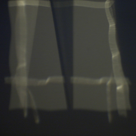 Spiegelung an einem Geschirrschrank